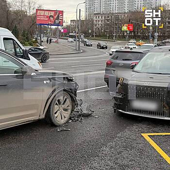 Водитель с красным шариком вылетел на встречку и устроил массовое ДТП в Москве