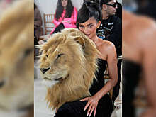 Кайли Дженнер пришла на показ Schiaparelli в платье с головой льва