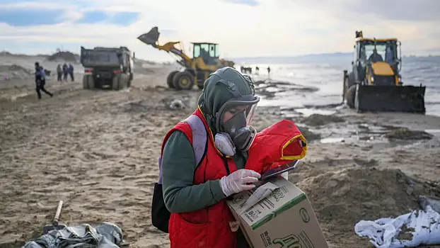 У берегов Анапы завершили очистку моря от мазута