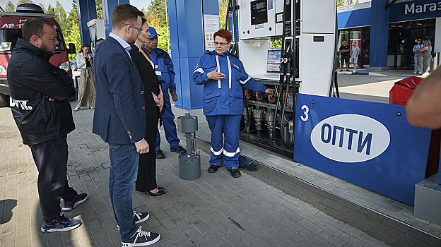 Автомобилисты проверили качество топлива в мобильной лаборатории «Газпром нефти»