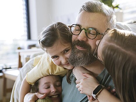 Эксперт Курбаков: ранний выход на пенсию многодетных отцов улучшит демографию