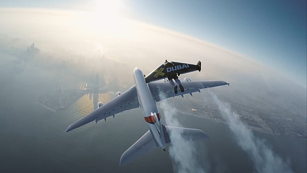 Emirates сняла потрясающий ролик о совместном полете человека и авиалайнера Airbus A380