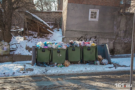 В Ростове на Северном дворник нашел в мусорном баке пакет со взрывчаткой
