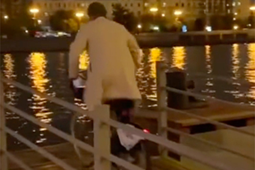 Тиктокер выбросил арендованный велосипед в Москву-реку и попал на видео