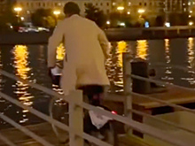Тиктокер выбросил арендованный велосипед в Москву-реку и попал на видео