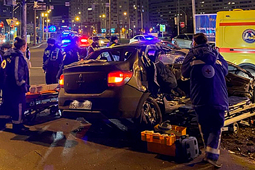 В Петербурге арестовали мужчину, угнавшего машину из салона и устроившего ДТП