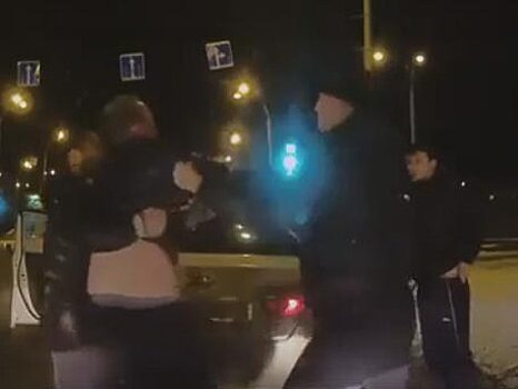 Массовая драка водителей произошла в Кемерово: видео
