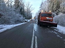 В Краснознаменском районе водитель слишком жал на газ в гололёд, легковушка врезалась в «КамАЗ»