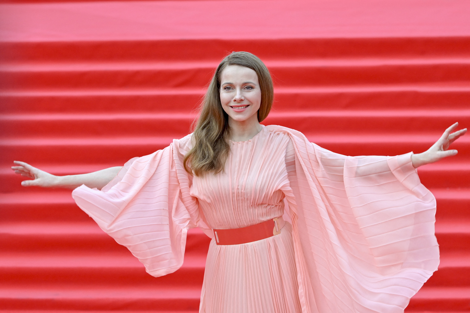 Nijniy Novgorodlik yalangoch qizning surati