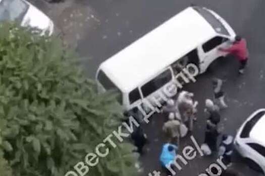 В Днепре жители устроили массовую драку с военкомами во дворе дома