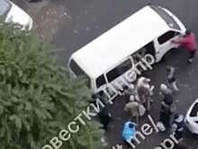 В Днепре жители устроили массовую драку с военкомами во дворе дома