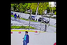 Россиянка за секунды украла сумку с деньгами посреди дороги и попала на видео