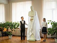 В Курске в школе искусств №1 открыли бюст композитора Георгия Свиридова
