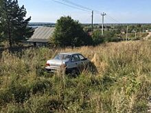 В полузаброшенном поселке под Уфой найден труп женщины под автомобилем