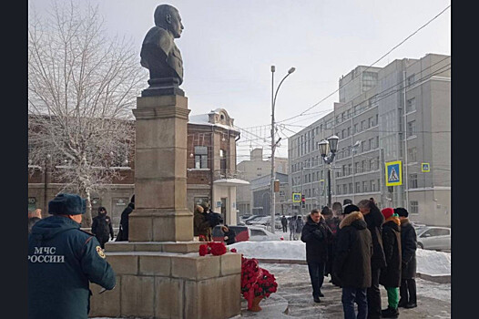 В Новосибирске в День Героев Отечества возложили цвета к памятнику А.И. Покрышкина