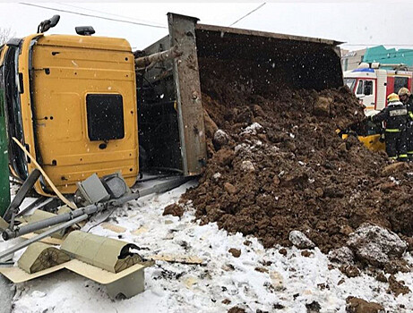 В Москве КамАЗ завалил песком такси