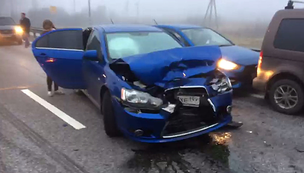 Машины раскидало по дороге из‐за гололеда. Видео