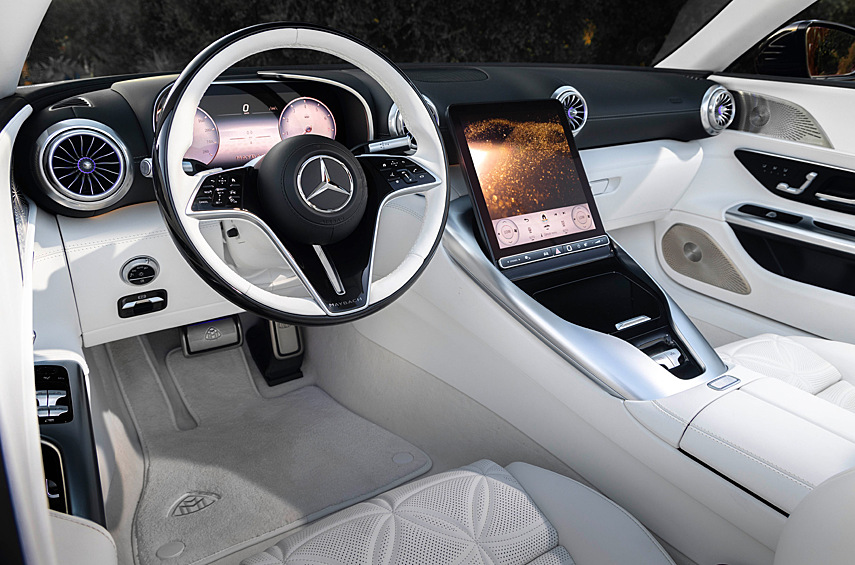 Интерьер вмещает всего двух пассажиров: за спинками сидений располагается отсек для поклажи, отделанный кожей наппа. Переработаны бамперы, патрубки выхлопа, колёса, решетка радиатора, капот и боковые юбки. Кроме того, опознать новинку удастся по традиционному для марки обилию хромированных деталей.