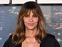 59-летняя Холли Берри появилась на публике в образе с глубоким декольте