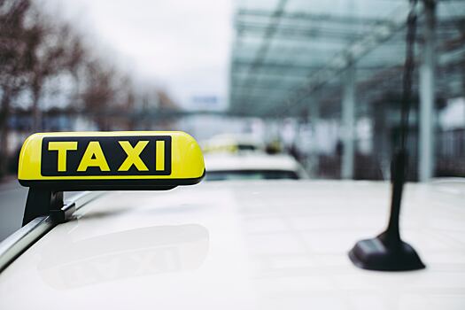 Туристы недовольны: такси в Шереметьево задвинули в дальний коридор