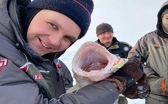 Рыбаки встали в очередь на Обском море для селфи с огромным судаком 