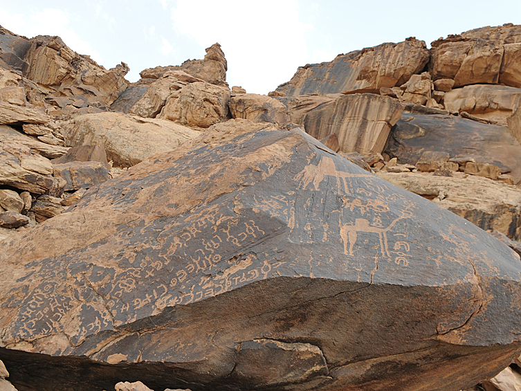 Наскальная живопись Саудовской Аравии — многочисленные петроглифы и рисунки на скалах гор аль-Манджор и Раат