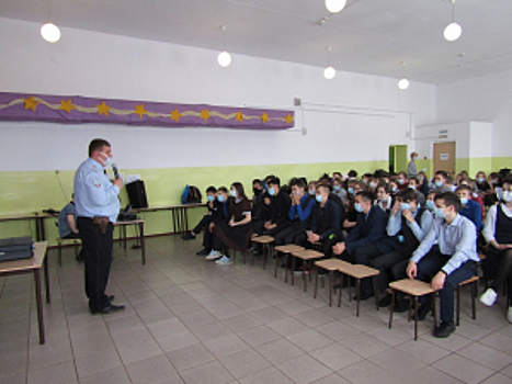 В Самарской области полицейские провели для школьников урок профориентации