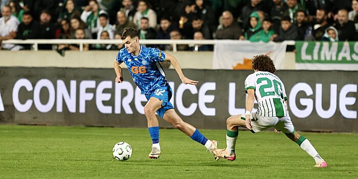 Флаги РФ и СССР вывесили фанаты «Омонии» на матче с киевским «Динамо» Лиги конференций. Стюарды сделали замечание, но флаг России киприоты не убрали