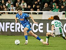 Флаги РФ и СССР вывесили фанаты «Омонии» на матче с киевским «Динамо» Лиги конференций. Стюарды сделали замечание, но флаг России киприоты не убрали