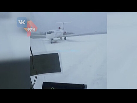 Як-40 сел на недостроенную полосу