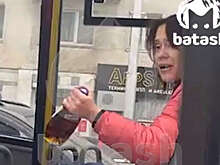 В Уфе девушки устроили рукопашную схватку с пассажирами и разгромили автобус