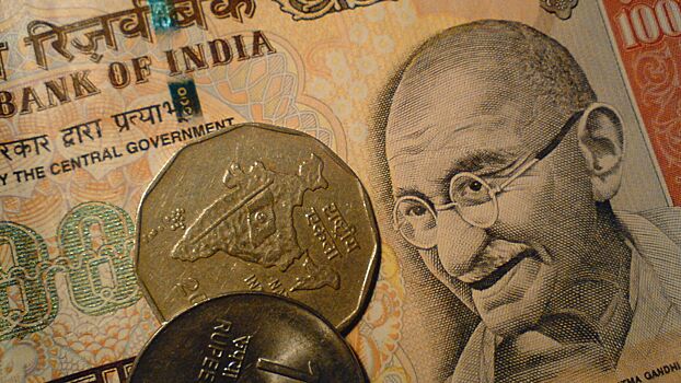 Экономист заявил, что с выводом рупий может помочь индийский регулятор