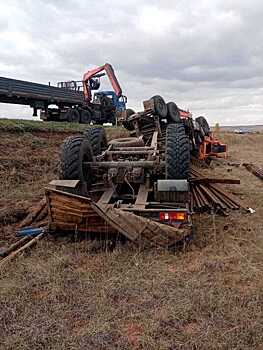 В Оренбуржье перевернулся длинномер с грузом