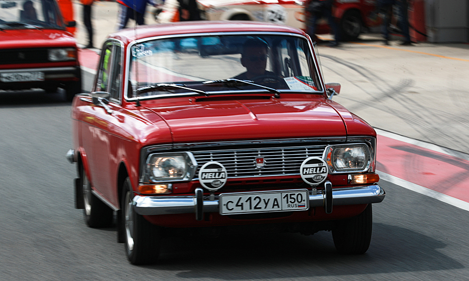 Москвич-412 — советский и российский заднеприводный автомобиль 3-го поколения, выпускавшийся с октября 1967 по 1976 год в Москве на заводе МЗМА, позднее переименованном в АЗЛК, и с 1967-го по апрель 1999 года (отдельные партии до 2003) на автомобильном заводе в Ижевске