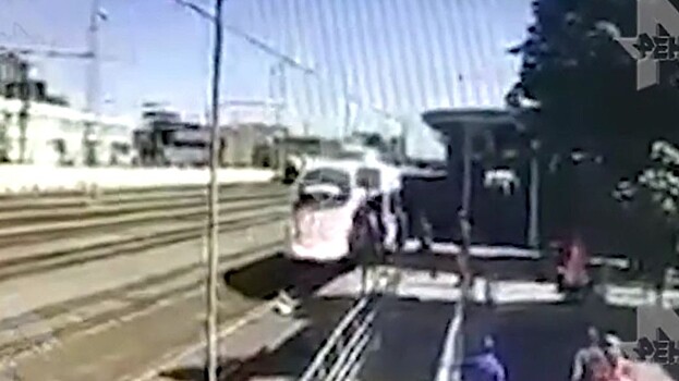 Прыжок женщины с ребенком под поезд попал на видео