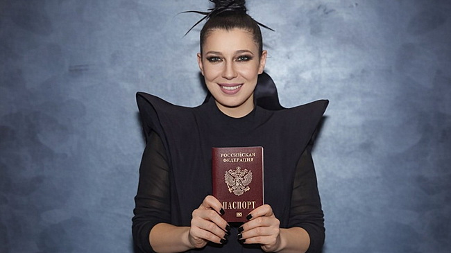 Новый муж, новый паспорт, новая жизнь. Почему Ёлка отказалась от гражданства Украины?
