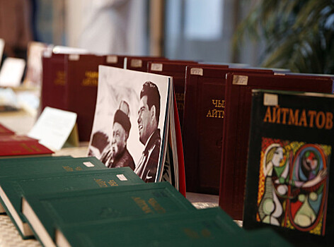 Драгоценные страницы: журналистам «МИРа» показали первые рукописи Айтматова