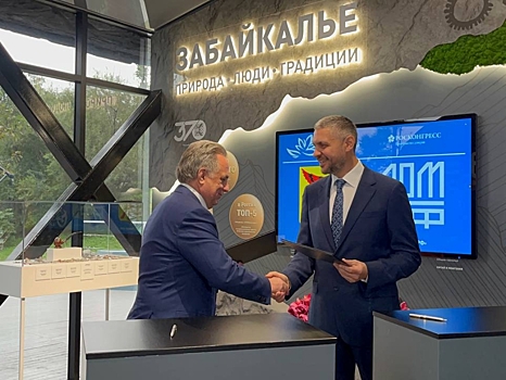 ВЭФ-2023: Соглашение о реконструкции ТЭЦ-1 и городском освещении подписали гендиректор ДОМ.РФ Виталий Мутко и глава Забайкалья Александр Осипов