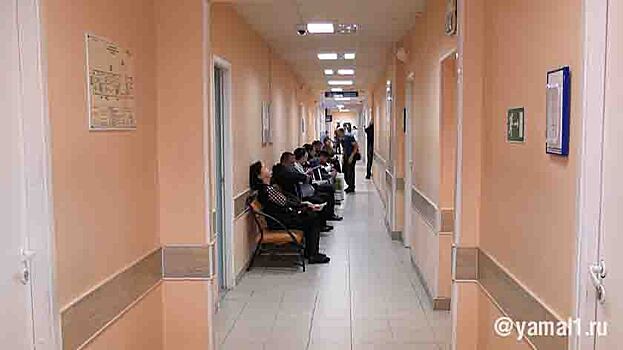 «Там ад!»: пациенты жалуются на огромные очереди в «красной зоне» поликлиники Надыма