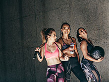 Как выглядят звезды в новой рекламной кампании Reebok?