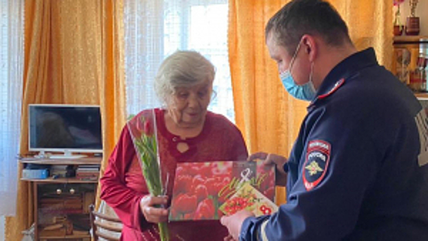 Автоинспекторы Бурятии поздравили ветерана ГАИ и труженицу Тыла Фефелову Евдокию Тимофеевну с наступающим праздником