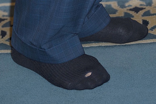 Карл III появился на публике в дырявых носках