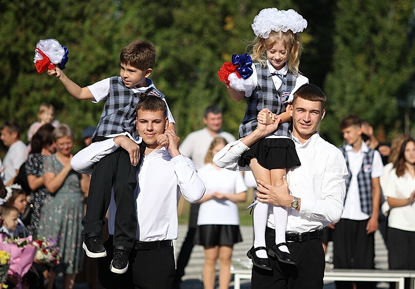 Школьники перед началом торжественной линейки, посвященной началу учебного года, в школе №5 им. М.А. Ромашины в Тимашевске
