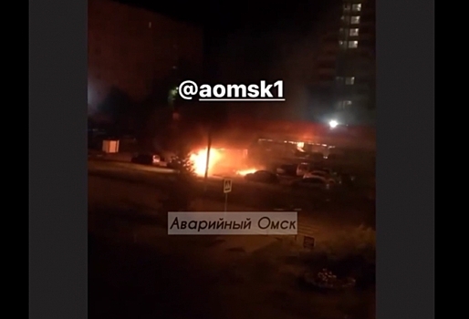 Ночью в Омске на парковке загорелся грузовик