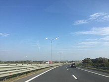 Калининградцы посмеялись над горящими средь бела дня фонарями на федеральной трассе