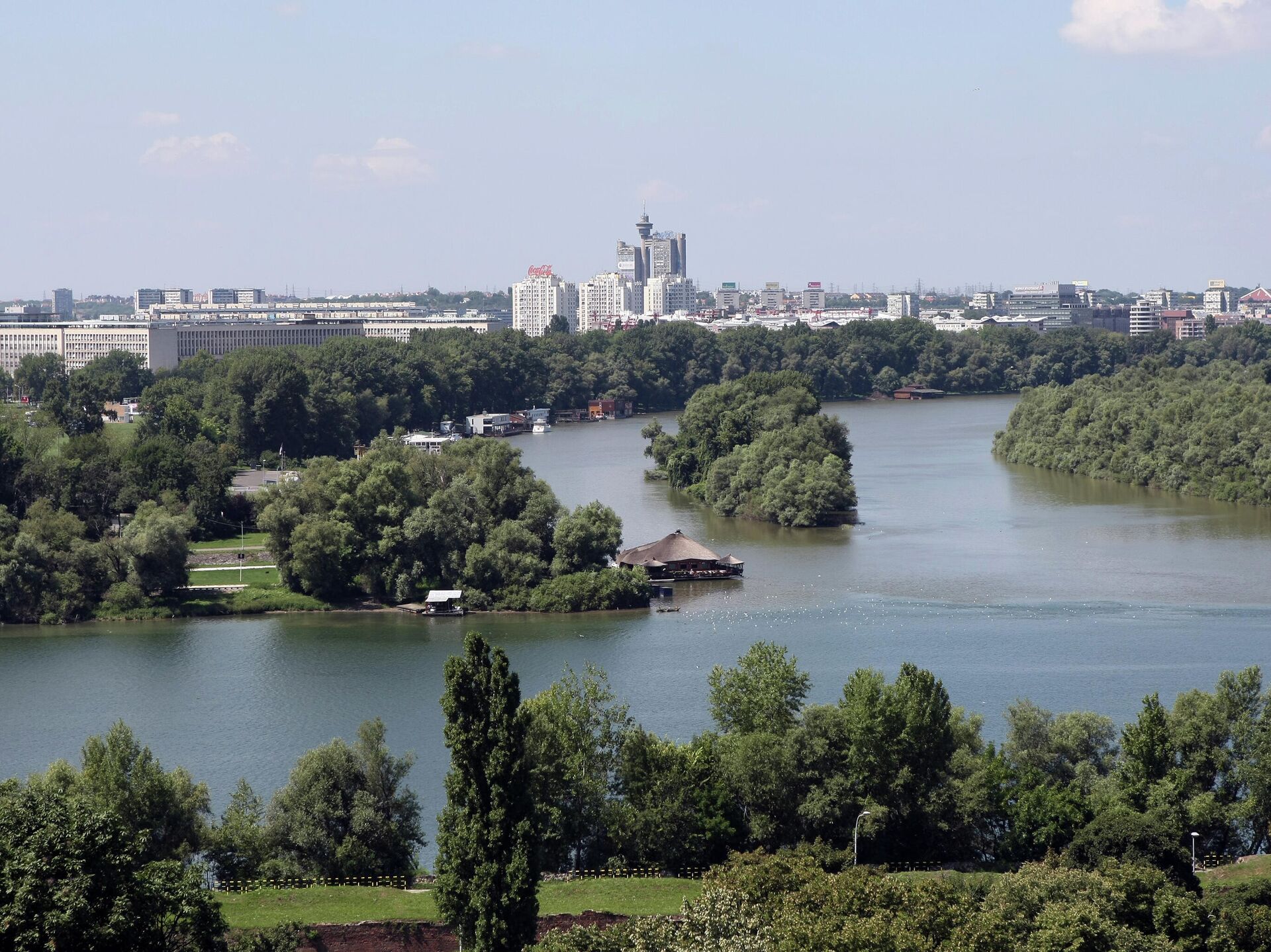 Река дунай в белграде. Слияние савы и дуная белград. Сава и дунай белград. Сава и дунай белград. Сава остров.
