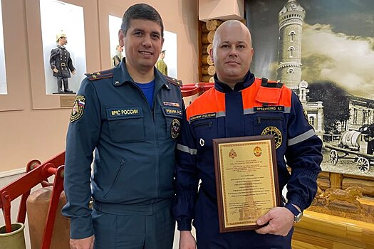 Омские спасатели наградили лучшего пожарного-добровольца