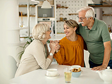 Больше половины оренбуржцев помогают родителям деньгами