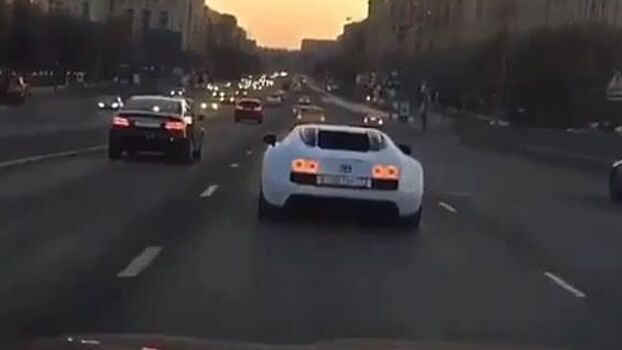 Очередной автохам: очевидцы засняли опасную езду Bugatti Veyron в Москве