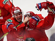 Александр Хованов поцеловал герб России в полуфинале со сборной Швеции на молодёжном чемпионате мира по хоккею — 2020